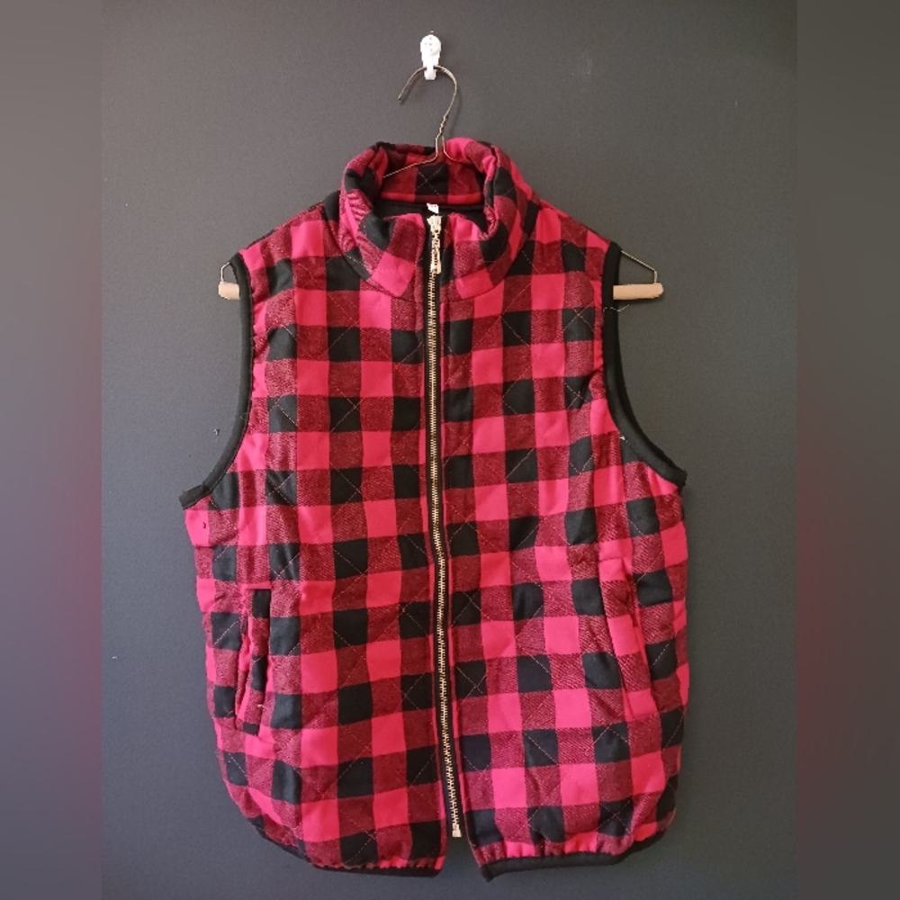 NEW NEVER BEEN WORN MEDIUM PLAID BLACK AND RED ZIP UP VEST